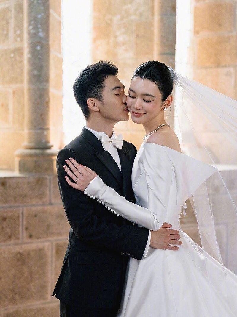 何猷君、奚梦瑶浪漫婚礼,Dior手工婚纱+高价伴手礼,被批流量秀(图) - 1
