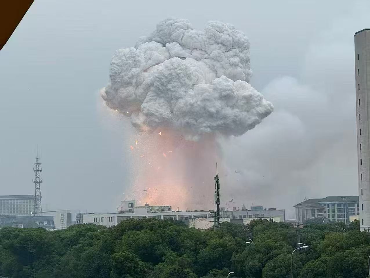 苏州工厂爆炸!火光冲天现蘑菇云,有人全身烧伤皮肤脱落(视频/组图) - 2