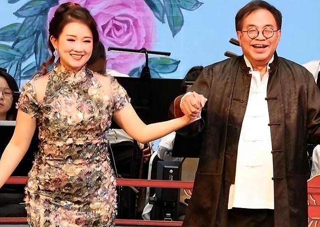 差41岁的忘年恋！73岁香港卢伟国迎娶好友90后女儿，网友说的现实（组图） - 11