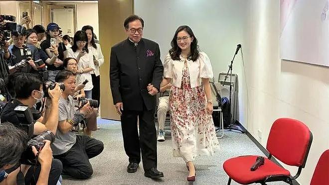 差41岁的忘年恋！73岁香港卢伟国迎娶好友90后女儿，网友说的现实（组图） - 15
