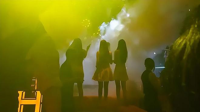 冲上热搜！中国记者暗访花场“送妹”，大量女生遭“围猎”，原来水这么深…（组图） - 6