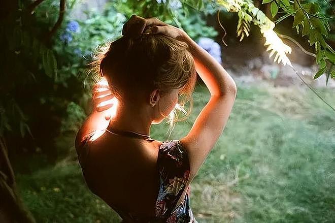冲上热搜！中国记者暗访花场“送妹”，大量女生遭“围猎”，原来水这么深…（组图） - 9