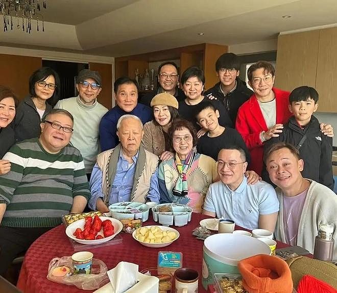 TVB老戏骨钟景辉离世，一生未婚无儿无女，唯一绯闻对象已故13年（组图） - 7