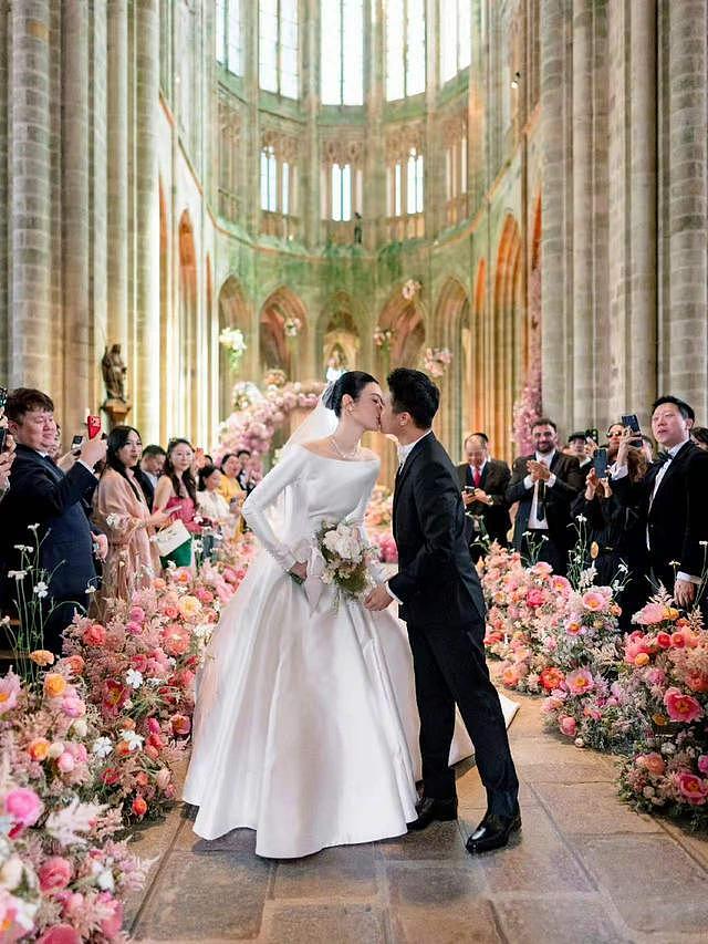 何猷君奚梦瑶婚礼宾客名单流出！四房一家齐赴法，8人名媛伴娘团合影（组图） - 2