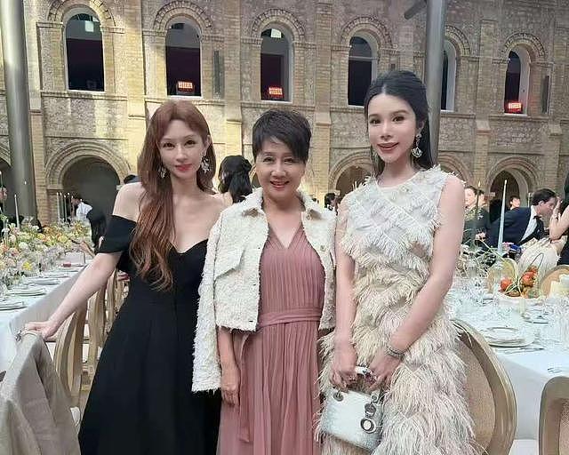 何猷君奚梦瑶婚礼宾客名单流出！四房一家齐赴法，8人名媛伴娘团合影（组图） - 3