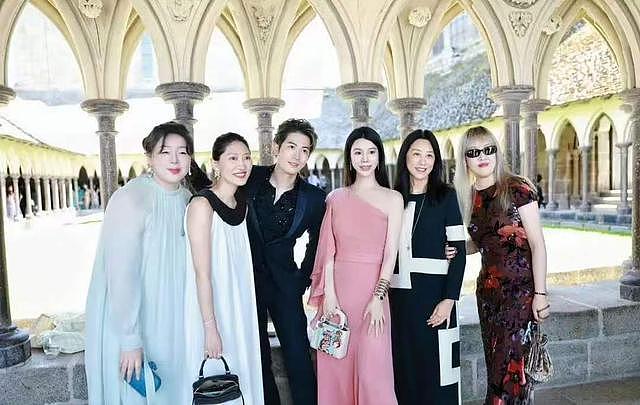 何猷君奚梦瑶婚礼宾客名单流出！四房一家齐赴法，8人名媛伴娘团合影（组图） - 11