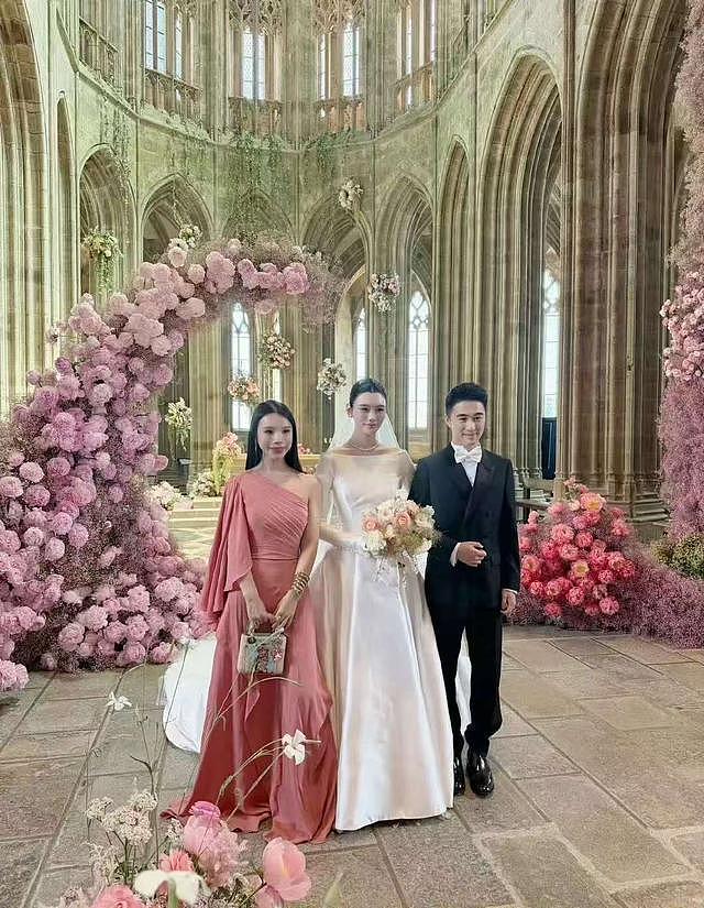 何猷君奚梦瑶婚礼宾客名单流出！四房一家齐赴法，8人名媛伴娘团合影（组图） - 16