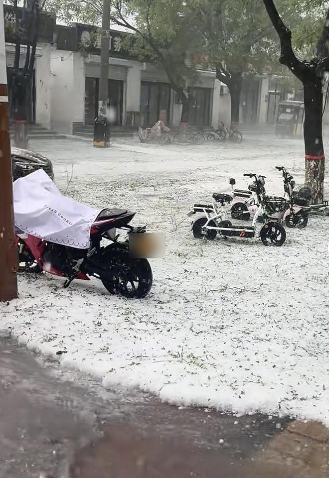 河北突降冰雹近半小时，街面似被冰雪覆盖，当地居民：活了四十年头一次见（组图） - 1