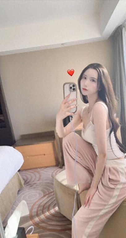 粉丝花35000邀日本F级女优入境“圆梦”，当场被抓吓哭，惨遭驱逐 - 1