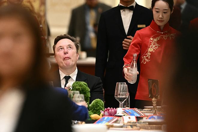 马斯克跨性别女儿红毯遇奇葩提问，拒绝回应生父，当场黑脸走人！ - 3