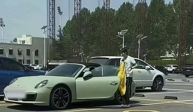 王曼昱现状：靠自己在北京买房，和父母同住，开保时捷出门压马路（组图） - 1