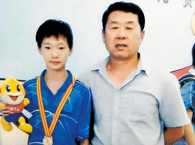 王曼昱现状：靠自己在北京买房，和父母同住，开保时捷出门压马路（组图） - 11