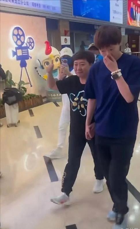 王曼昱现状：靠自己在北京买房，和父母同住，开保时捷出门压马路（组图） - 12