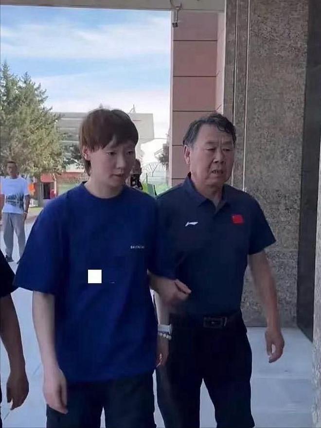 王曼昱现状：靠自己在北京买房，和父母同住，开保时捷出门压马路（组图） - 13