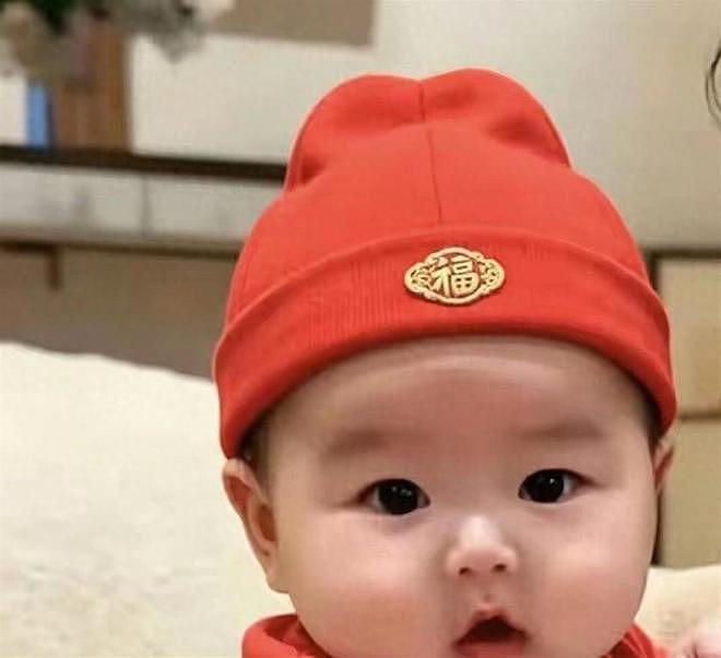 汪小菲小儿子正脸首曝，一身红装软萌出圈（组图） - 1