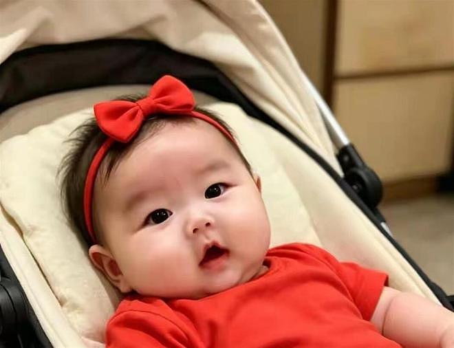 汪小菲小儿子正脸首曝，一身红装软萌出圈（组图） - 3