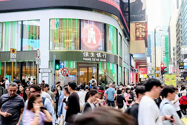 BBC:中国内地“开户特种兵”涌入香港，资金外流之门为何收窄?（组图） - 2