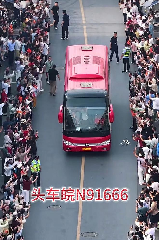 毛坦厂以最高礼仪送考，豪华大巴一字排开，头车号牌依旧是91666（组图） - 4