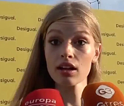 马斯克跨性别女儿红毯遇奇葩提问，拒绝回应生父，当场黑脸走人！