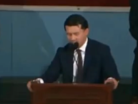 飒爆了！华裔脱口秀演员哈佛毕业典礼开大：“你们这代人的使命是摧毁AI！”