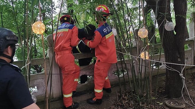 大学生跳桥轻生又后悔，爬进桥洞反被困，还好“钓鱼佬”出现了...（组图） - 3