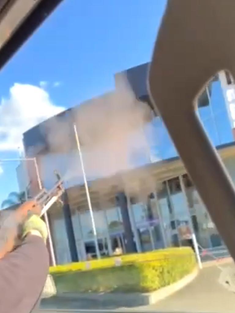 悉尼黑帮头目悼念活动突发枪击！歹徒持AK-47疯狂扫射，连开30枪后逃跑（视频/组图） - 2
