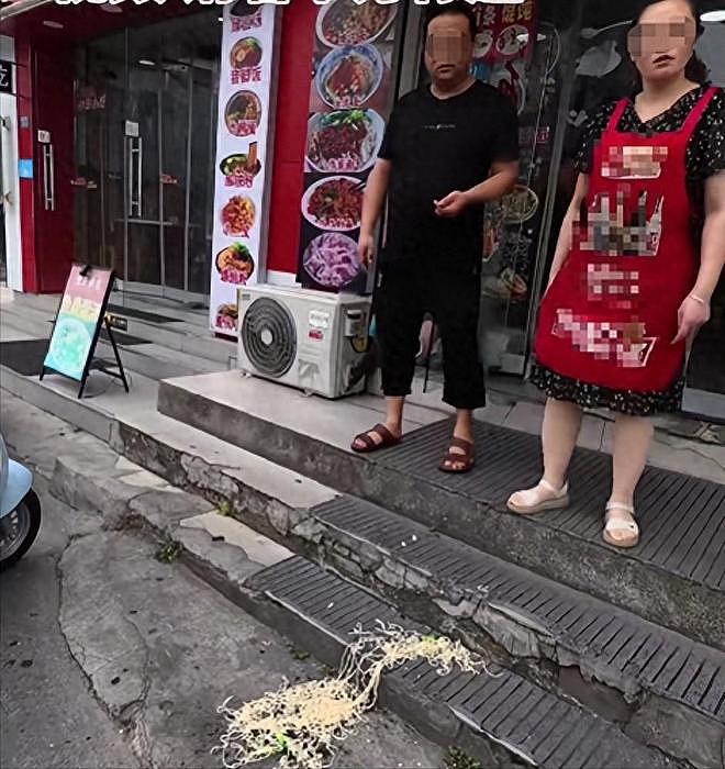 江苏面馆拒收硬币后续:老板当场泼洒顾客,地址被扒,面馆恐倒闭(组图) - 1