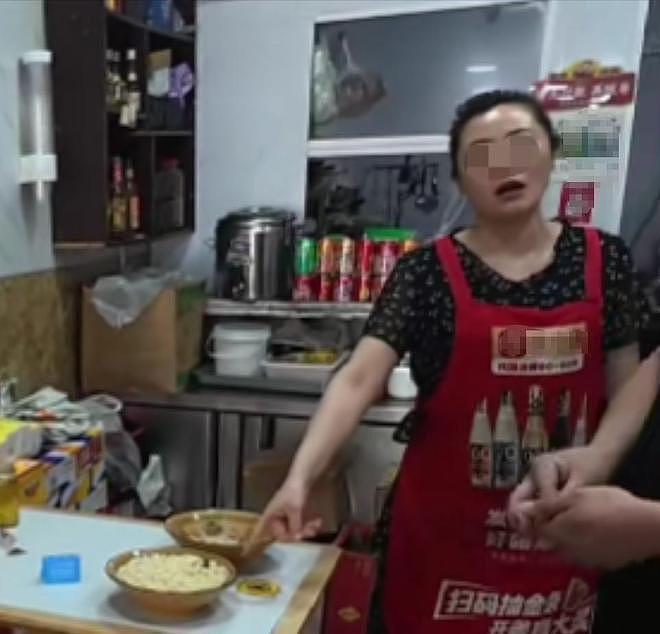 江苏面馆拒收硬币后续:老板当场泼洒顾客,地址被扒,面馆恐倒闭(组图) - 6