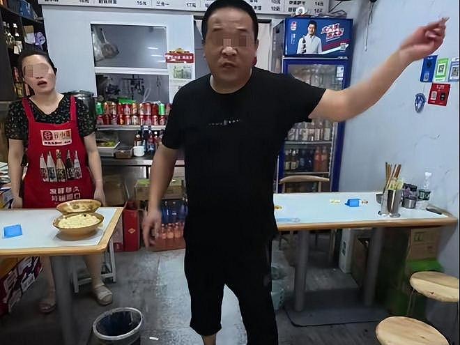 江苏面馆拒收硬币后续:老板当场泼洒顾客,地址被扒,面馆恐倒闭(组图) - 13