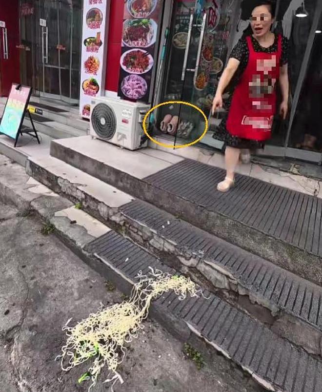 江苏面馆拒收硬币后续:老板当场泼洒顾客,地址被扒,面馆恐倒闭(组图) - 17