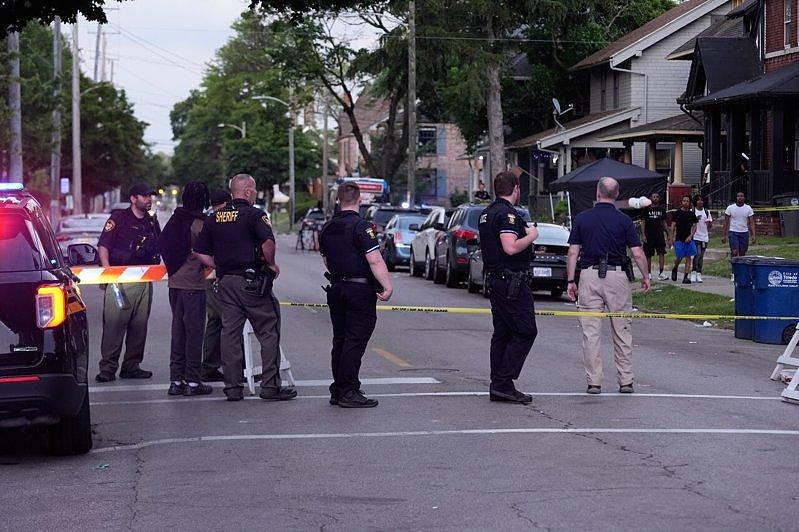 俄亥俄州爆大规模枪击!12人中弹,民众惊慌逃命(图) - 1