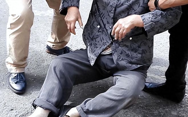 2013年，男孩扶人被讹百万，老太发誓“骗人死全家”，后来咋样了 - 1