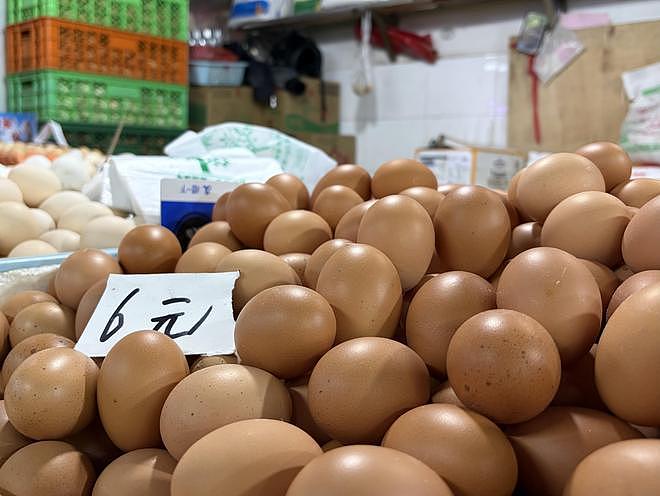 全国蛋价狂飙!北京鸡蛋杀入6元时代,盒马、奥乐齐都在涨价,有批发商直言“一天一价” - 1
