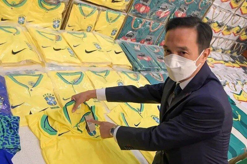 正版1/10价格…法国查获大批世界杯山寨球衣,多来自中国 - 1