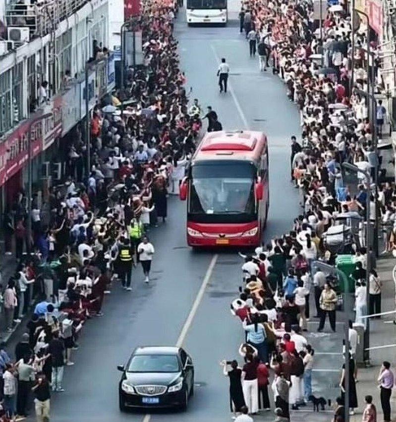 中国高考开锣,安徽再现万人送考车队,家长花式应援(组图) - 1