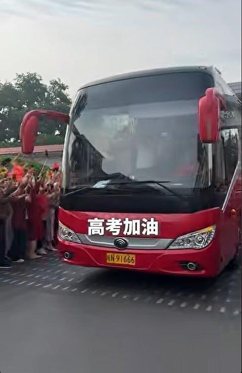 中国高考开锣,安徽再现万人送考车队,家长花式应援(组图) - 2