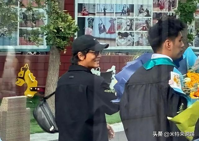 50岁陈坤被嘲“不婚无子” ,转头带妈现身侄子毕业,外甥帅到撞脸舅舅 - 1