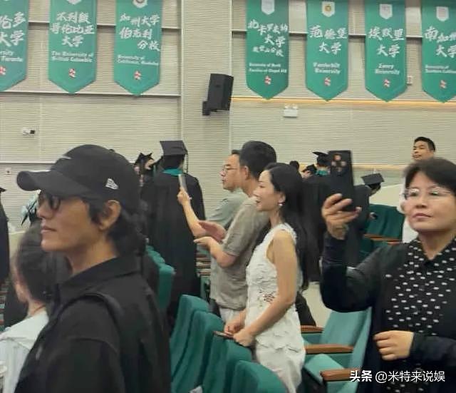 50岁陈坤被嘲“不婚无子” ,转头带妈现身侄子毕业,外甥帅到撞脸舅舅 - 2