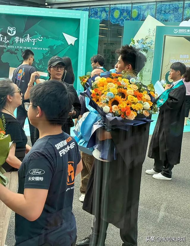 50岁陈坤被嘲“不婚无子” ,转头带妈现身侄子毕业,外甥帅到撞脸舅舅 - 4