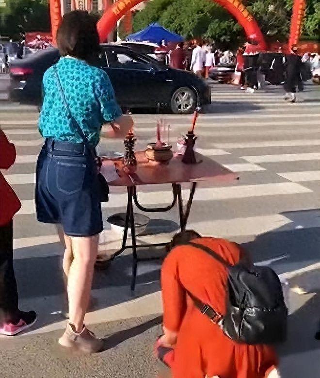 高考在即!家长穿旗袍、紫内裤、让高铁减速,有个举动最令人不齿 - 1