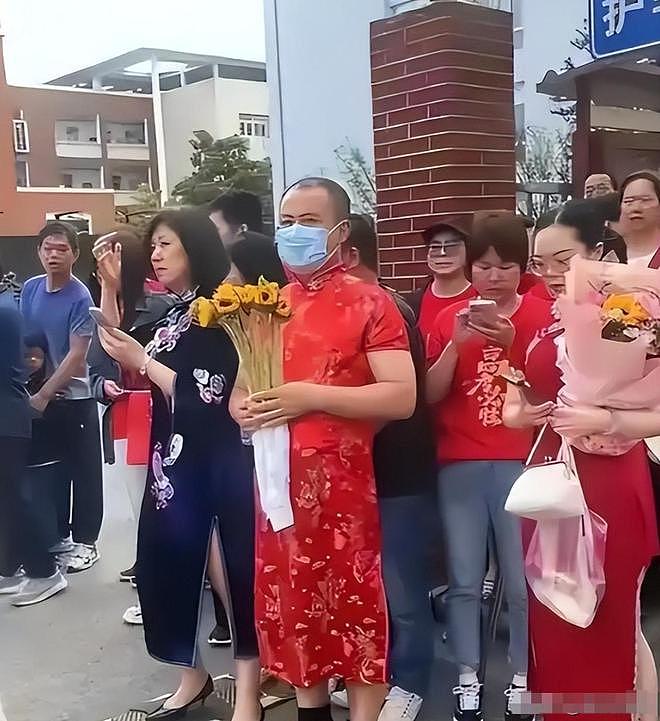 高考在即!家长穿旗袍、紫内裤、让高铁减速,有个举动最令人不齿 - 3