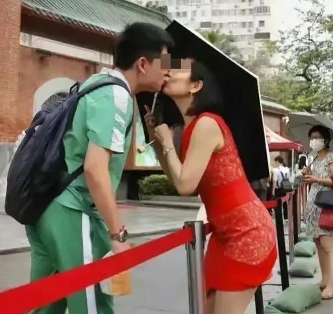 高考在即!家长穿旗袍、紫内裤、让高铁减速,有个举动最令人不齿 - 4