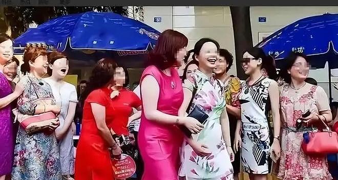 高考在即!家长穿旗袍、紫内裤、让高铁减速,有个举动最令人不齿 - 11