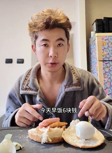 揭海外生活惨状成流量密码!“穷苦留学生”狂吃茄汁豆变百万网红(组图) - 11