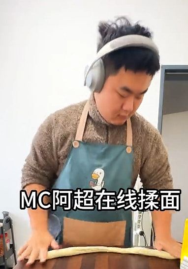 揭海外生活惨状成流量密码!“穷苦留学生”狂吃茄汁豆变百万网红(组图) - 14