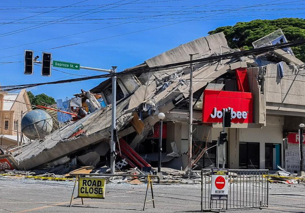 菲律宾突发7.8级地震!至少15人死亡,大量建筑垮塌!沿海地区出现1.4米海啸(组图) - 3