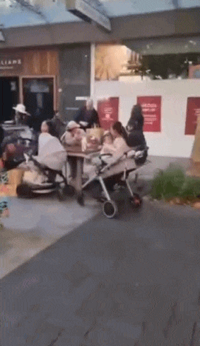 满街都是移民!珀斯男子逛市中心震惊发声:自己竟成少数族裔(GIF/图) - 1