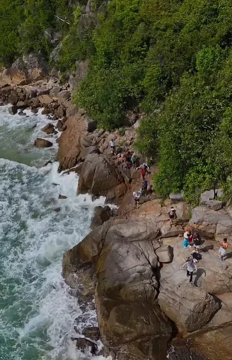 网红景点游客被海浪卷走,警方:遗体已找到(组图) - 4