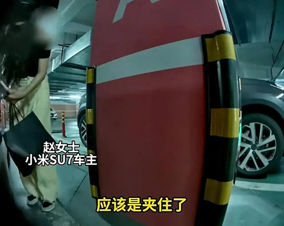 一女子被小米SU7电吸门夹手指致骨折,小米回应(组图) - 1