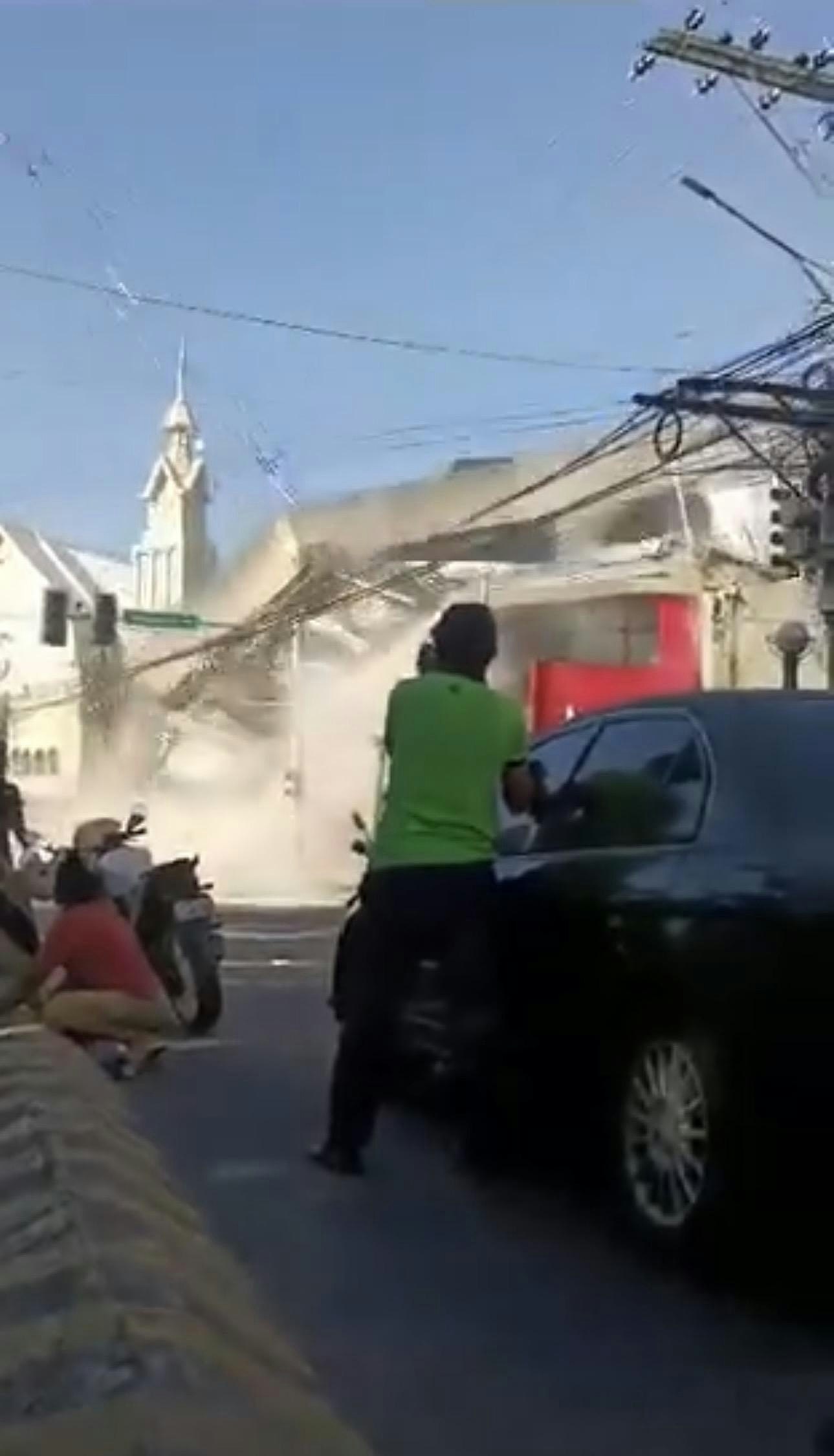 菲律宾突发7.8级地震!至少15人死亡,大量建筑垮塌!沿海地区出现1.4米海啸(组图) - 6